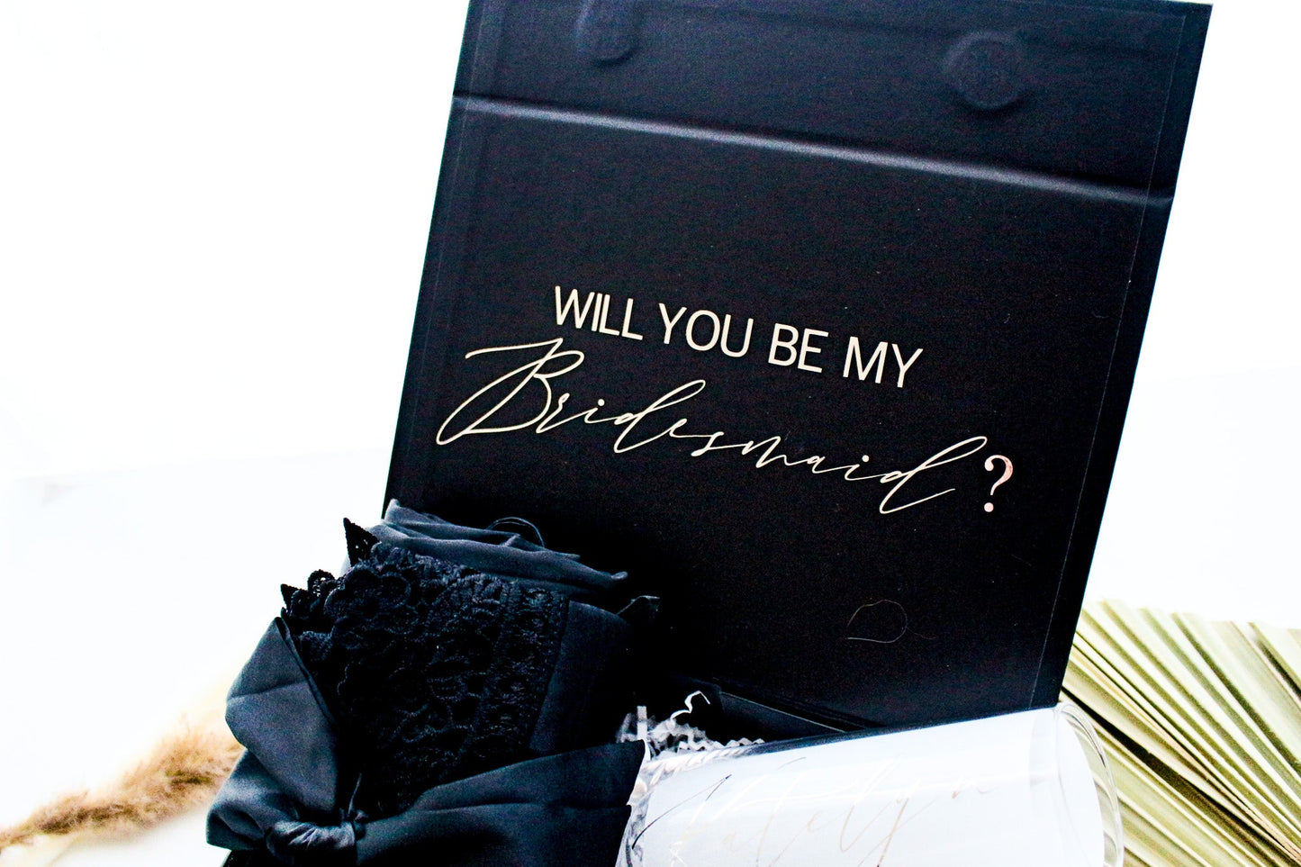 BLACK & WHITE MAGNETIC GIFT BOX
